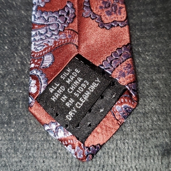 Red Necktie With Paisley Pattern NWOT - Picture 4 of 4